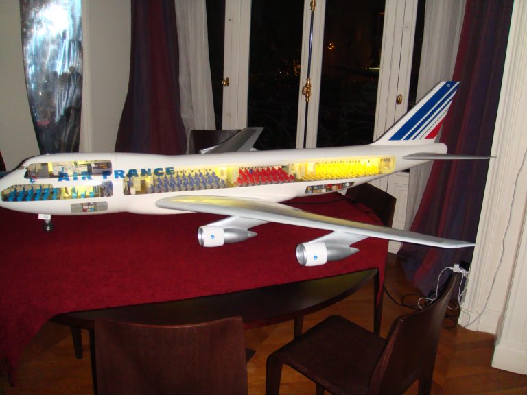 Boeing 747-100 AIR FRANCE 1/32nd Scale Cutaway Model