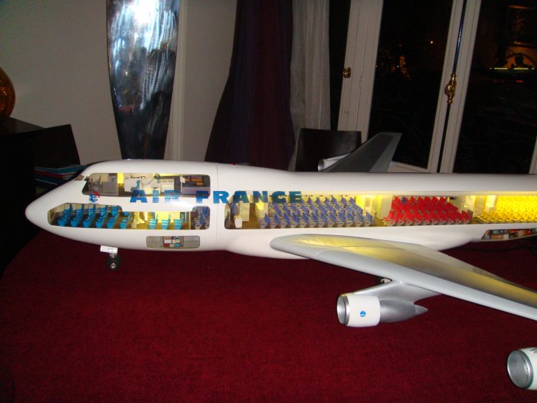 Boeing 747-100 AIR FRANCE 1/32nd Scale Cutaway Model
