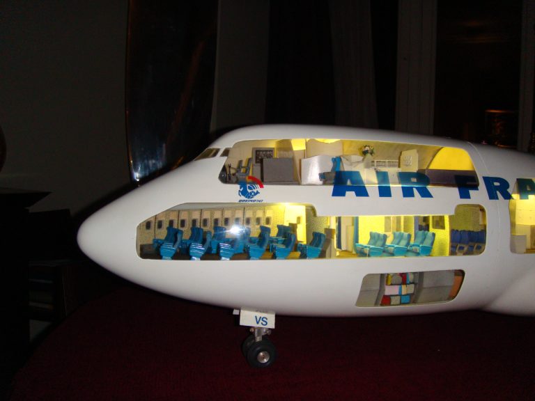 Boeing 747-100 AIR FRANCE 1/32nd Scale Cutaway Model