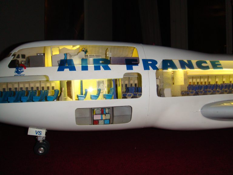 Boeing 747-100 AIR FRANCE 1/32nd Scale Cutaway Model