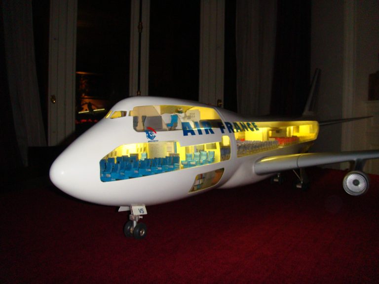 Boeing 747-100 AIR FRANCE 1/32nd Scale Cutaway Model