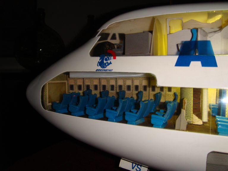 Boeing 747-100 AIR FRANCE 1/32nd Scale Cutaway Model