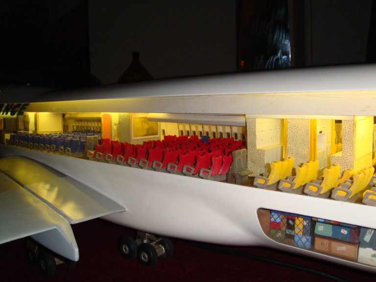 Boeing 747-100 AIR FRANCE 1/32nd Scale Cutaway Model