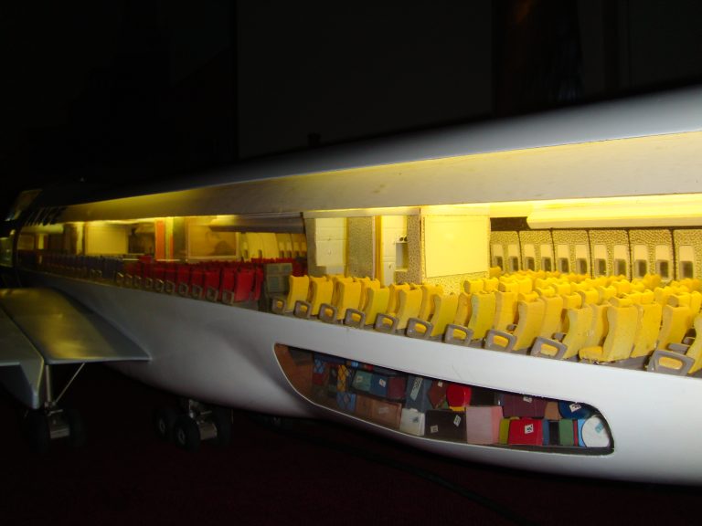 Boeing 747-100 AIR FRANCE 1/32nd Scale Cutaway Model