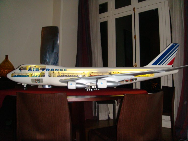 Boeing 747-100 AIR FRANCE 1/32nd Scale Cutaway Model
