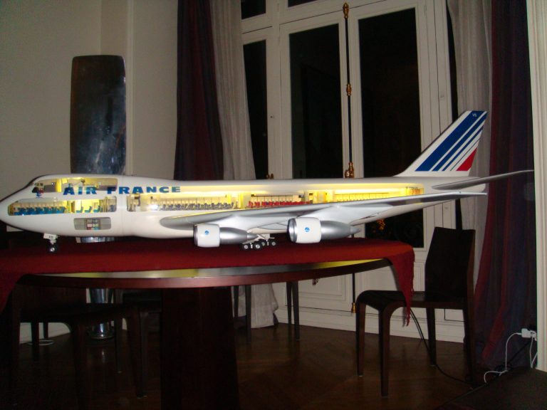 Boeing 747-100 AIR FRANCE 1/32nd Scale Cutaway Model