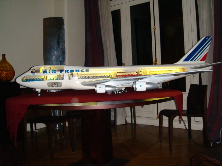 Boeing 747-100 AIR FRANCE 1/32nd Scale Cutaway Model