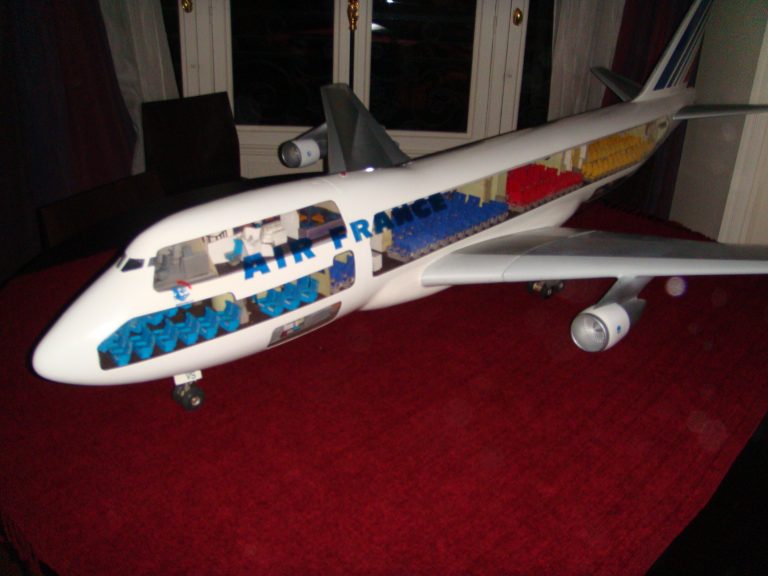 Boeing 747-100 AIR FRANCE 1/32nd Scale Cutaway Model
