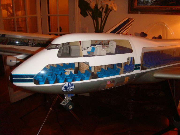 Boeing 747-100 AIR FRANCE Old Colors 1/32nd Scale Cutaway Model with Landing Gear