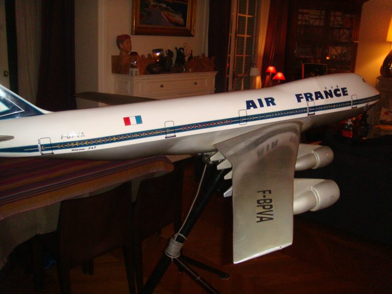 Boeing 747-100 AIR FRANCE Old Colors 1/32nd Scale Cutaway Model with Landing Gear