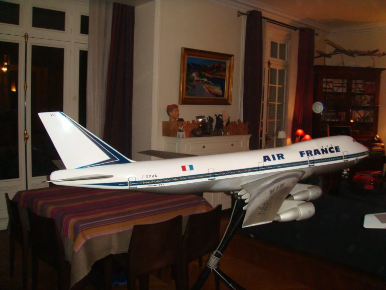 Boeing 747-100 AIR FRANCE Old Colors 1/32nd Scale Cutaway Model with Landing Gear
