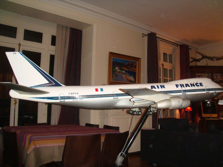 Boeing 747-100 AIR FRANCE Old Colors 1/32nd Scale Cutaway Model with Landing Gear