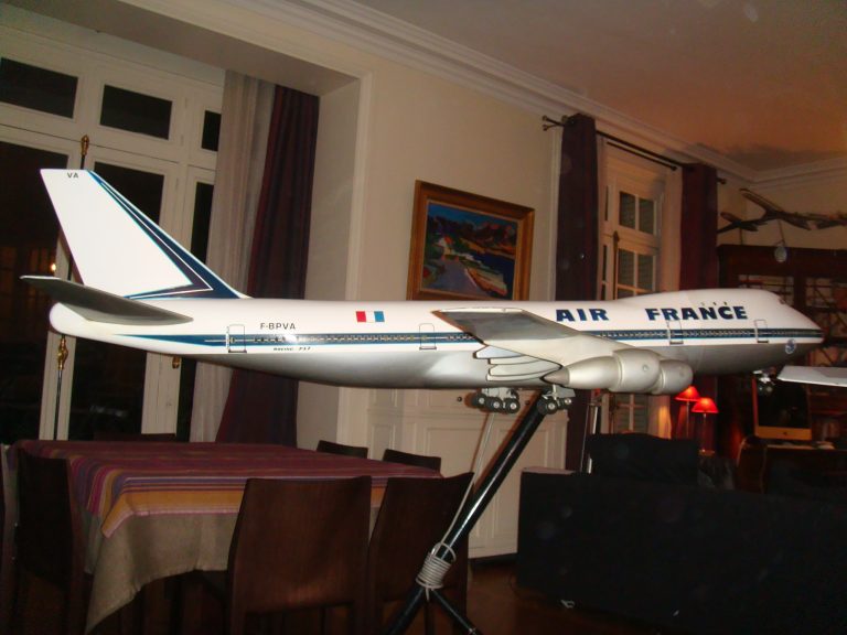 Boeing 747-100 AIR FRANCE Old Colors 1/32nd Scale Cutaway Model with Landing Gear