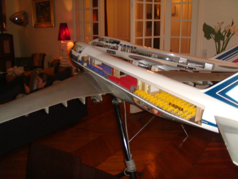 Boeing 747-100 AIR FRANCE Old Colors 1/32nd Scale Cutaway Model with Landing Gear