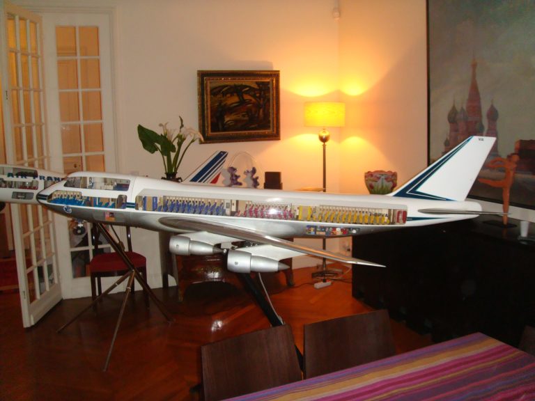 Boeing 747-100 AIR FRANCE Old Colors 1/32nd Scale Cutaway Model with Landing Gear