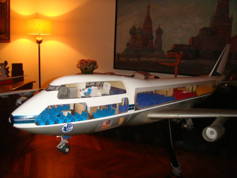 Boeing 747-100 AIR FRANCE Old Colors 1/32nd Scale Cutaway Model with Landing Gear