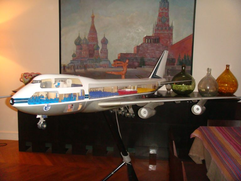 Boeing 747-100 AIR FRANCE Old Colors 1/32nd Scale Cutaway Model with Landing Gear