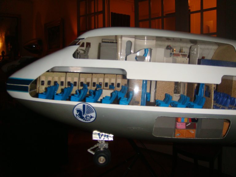 Boeing 747-100 AIR FRANCE Old Colors 1/32nd Scale Cutaway Model with Landing Gear