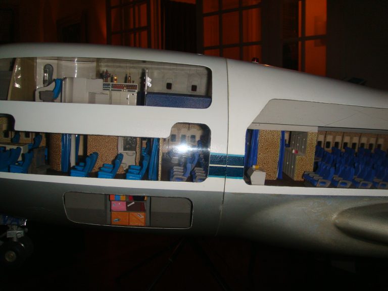 Boeing 747-100 AIR FRANCE Old Colors 1/32nd Scale Cutaway Model with Landing Gear