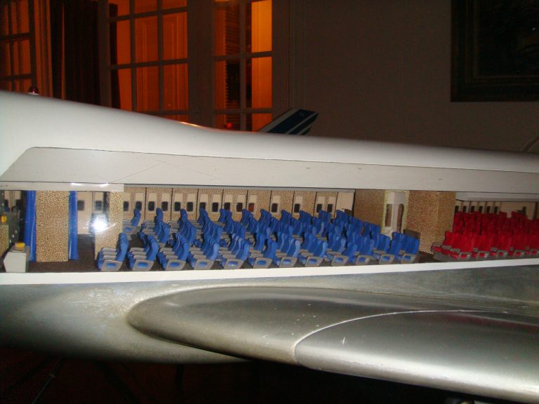 Boeing 747-100 AIR FRANCE Old Colors 1/32nd Scale Cutaway Model with Landing Gear
