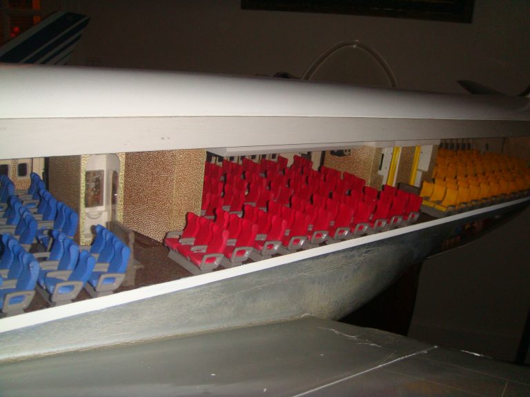 Boeing 747-100 AIR FRANCE Old Colors 1/32nd Scale Cutaway Model with Landing Gear