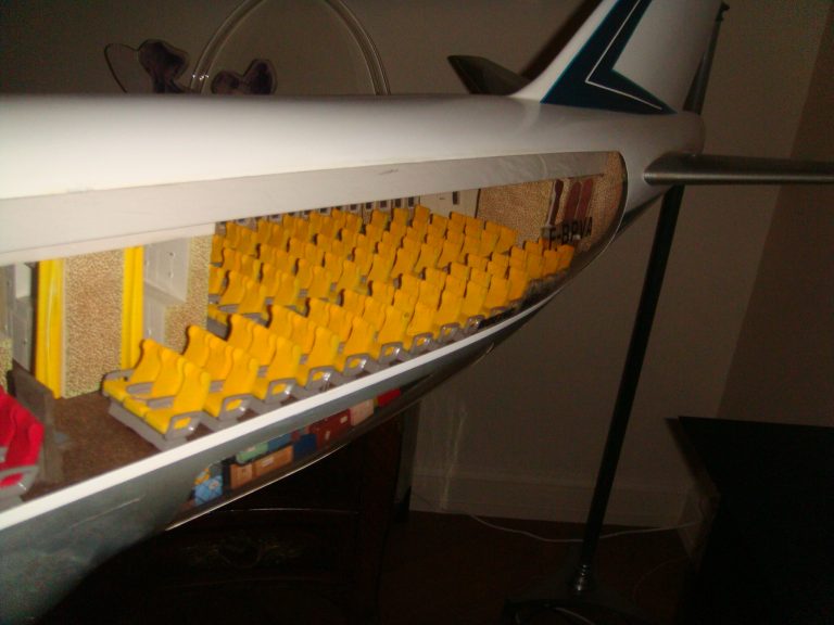 Boeing 747-100 AIR FRANCE Old Colors 1/32nd Scale Cutaway Model with Landing Gear