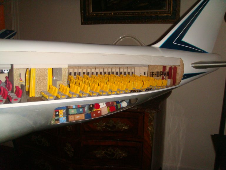 Boeing 747-100 AIR FRANCE Old Colors 1/32nd Scale Cutaway Model with Landing Gear
