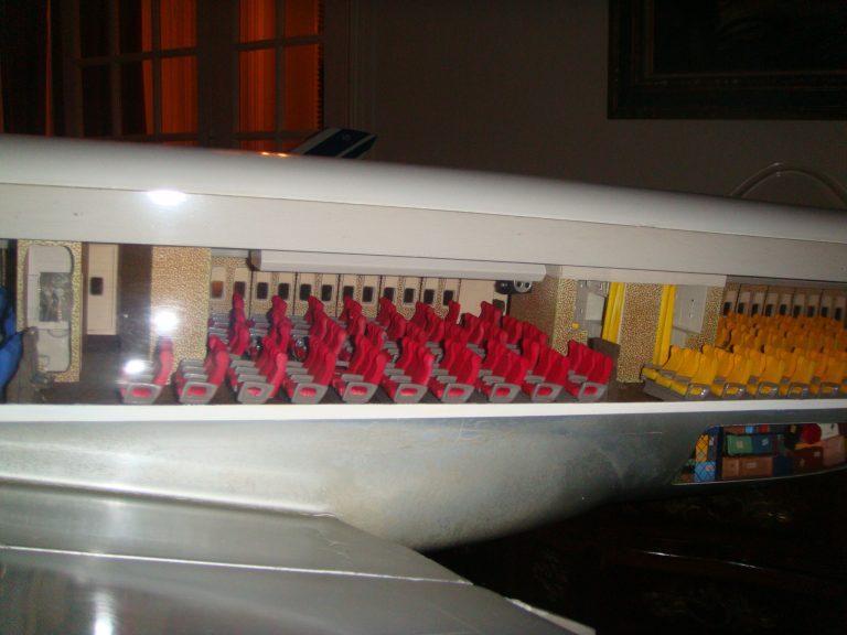 Boeing 747-100 AIR FRANCE Old Colors 1/32nd Scale Cutaway Model with Landing Gear