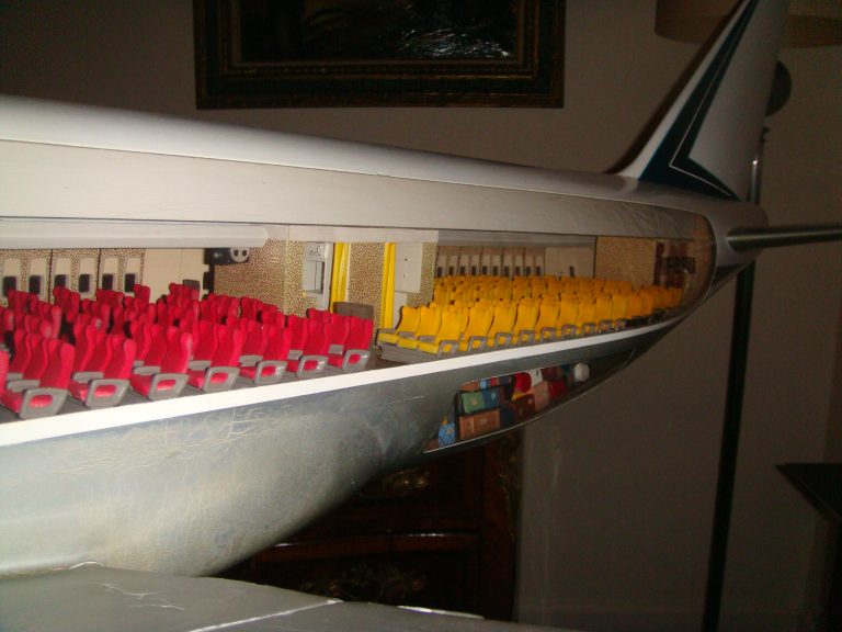 Boeing 747-100 AIR FRANCE Old Colors 1/32nd Scale Cutaway Model with Landing Gear
