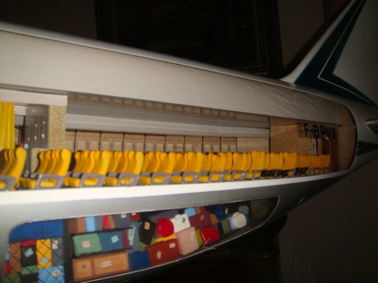 Boeing 747-100 AIR FRANCE Old Colors 1/32nd Scale Cutaway Model with Landing Gear