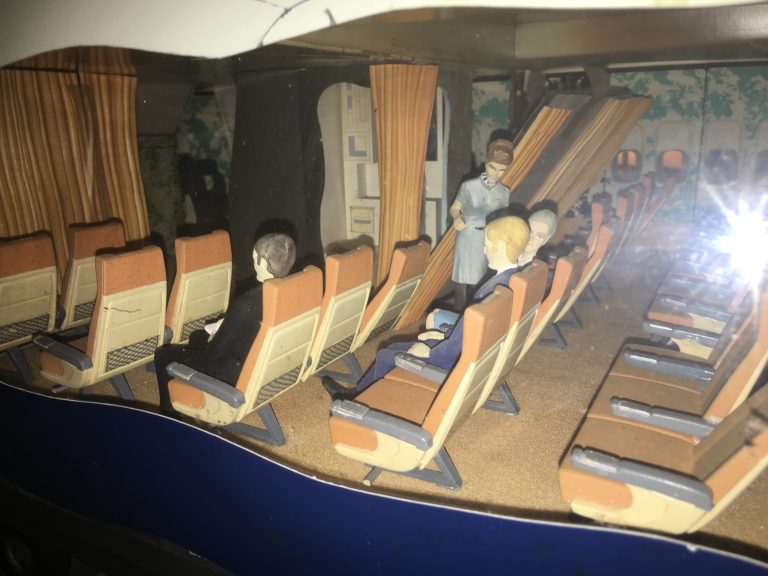 Boeing 747-100 BRITISH AIRWAYS 1/16th Scale Cutaway Nose Section Model